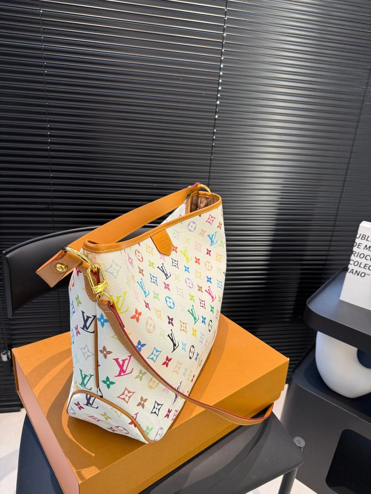2 colors Stylish and colorful handbags