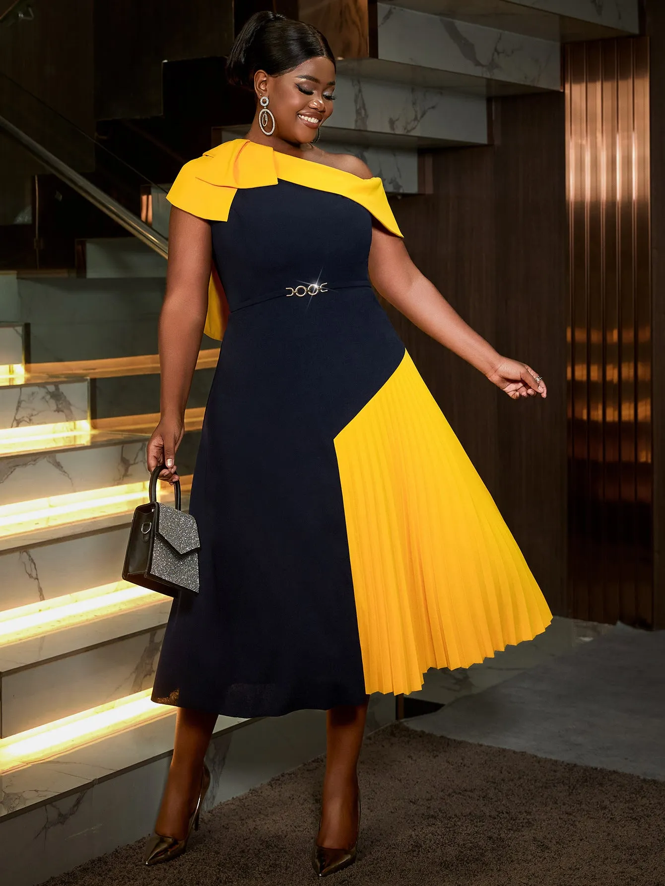 Asymmetrical One-Shoulder Pleated Contrast Midi Dress with Bold Elegance