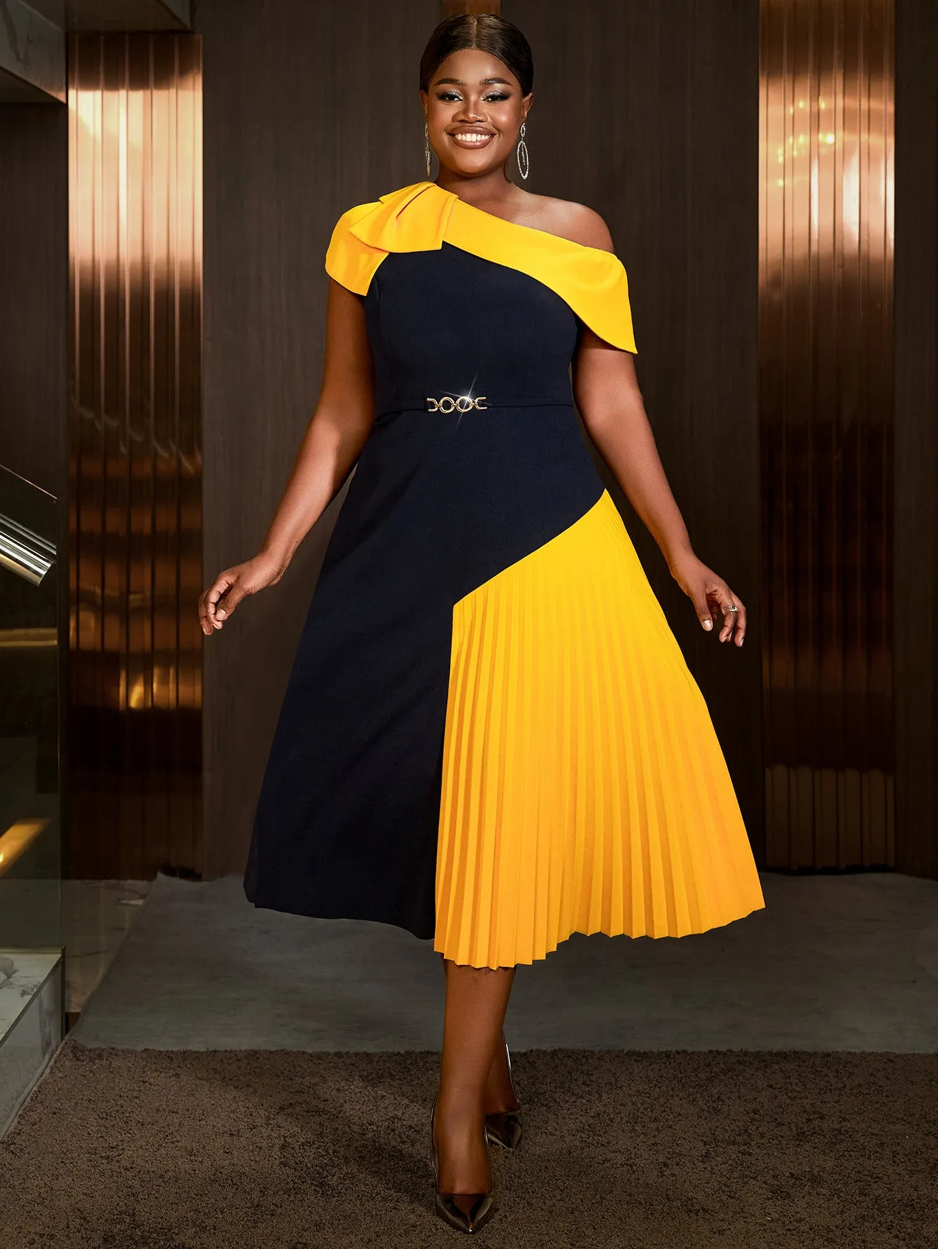 Asymmetrical One-Shoulder Pleated Contrast Midi Dress with Bold Elegance