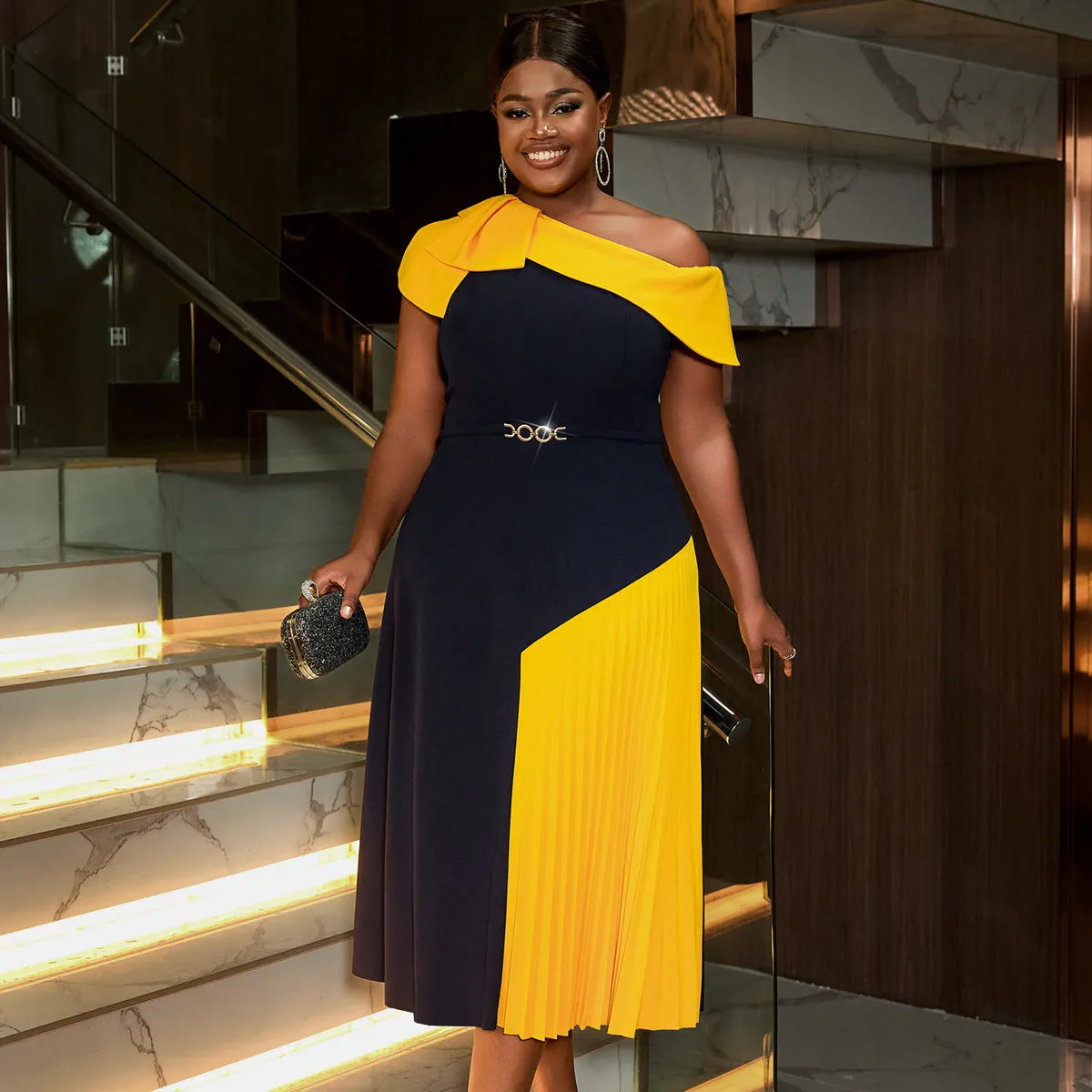 Asymmetrical One-Shoulder Pleated Contrast Midi Dress with Bold Elegance