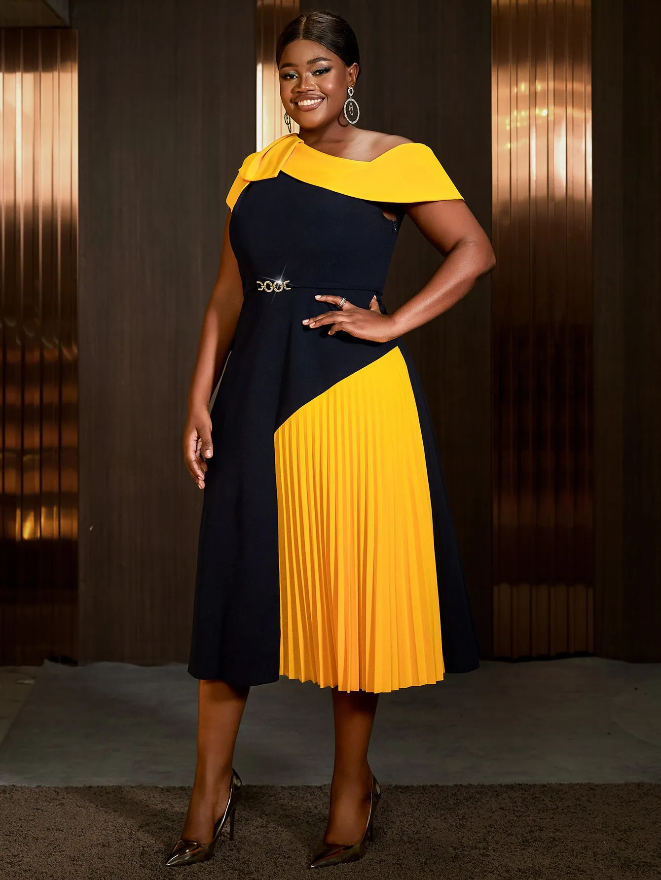 Asymmetrical One-Shoulder Pleated Contrast Midi Dress with Bold Elegance