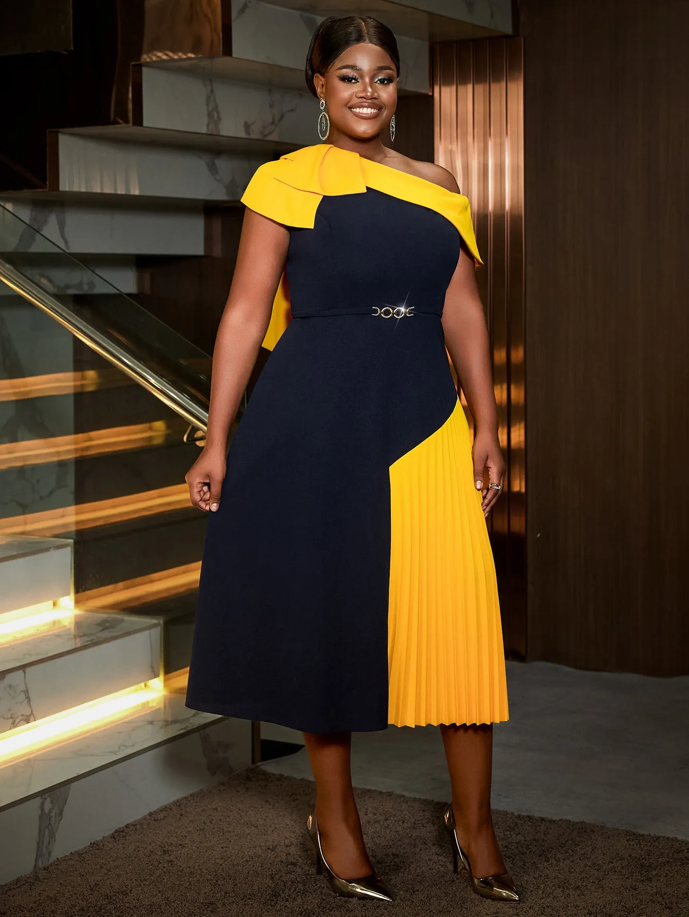 Asymmetrical One-Shoulder Pleated Contrast Midi Dress with Bold Elegance