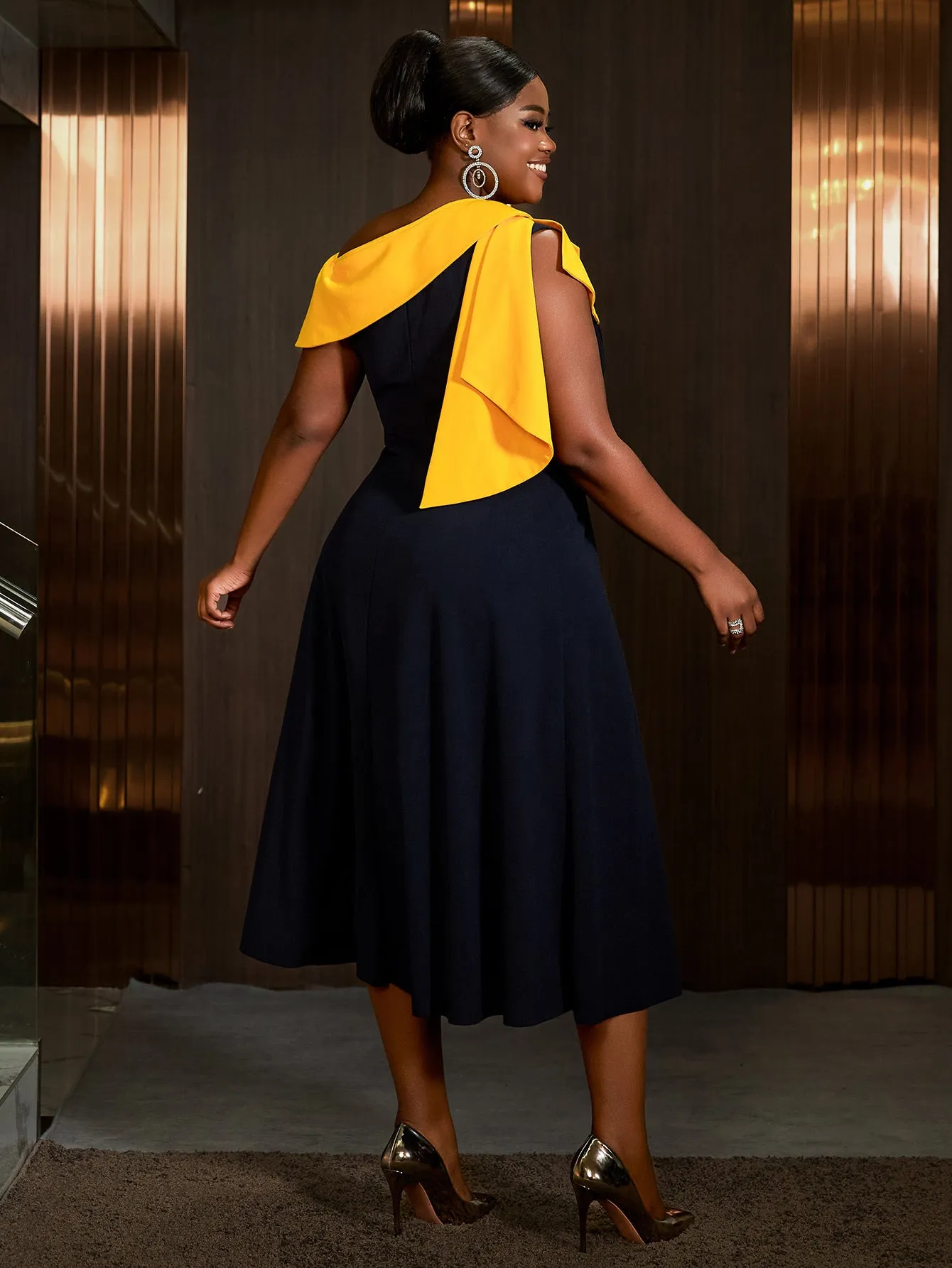 Asymmetrical One-Shoulder Pleated Contrast Midi Dress with Bold Elegance