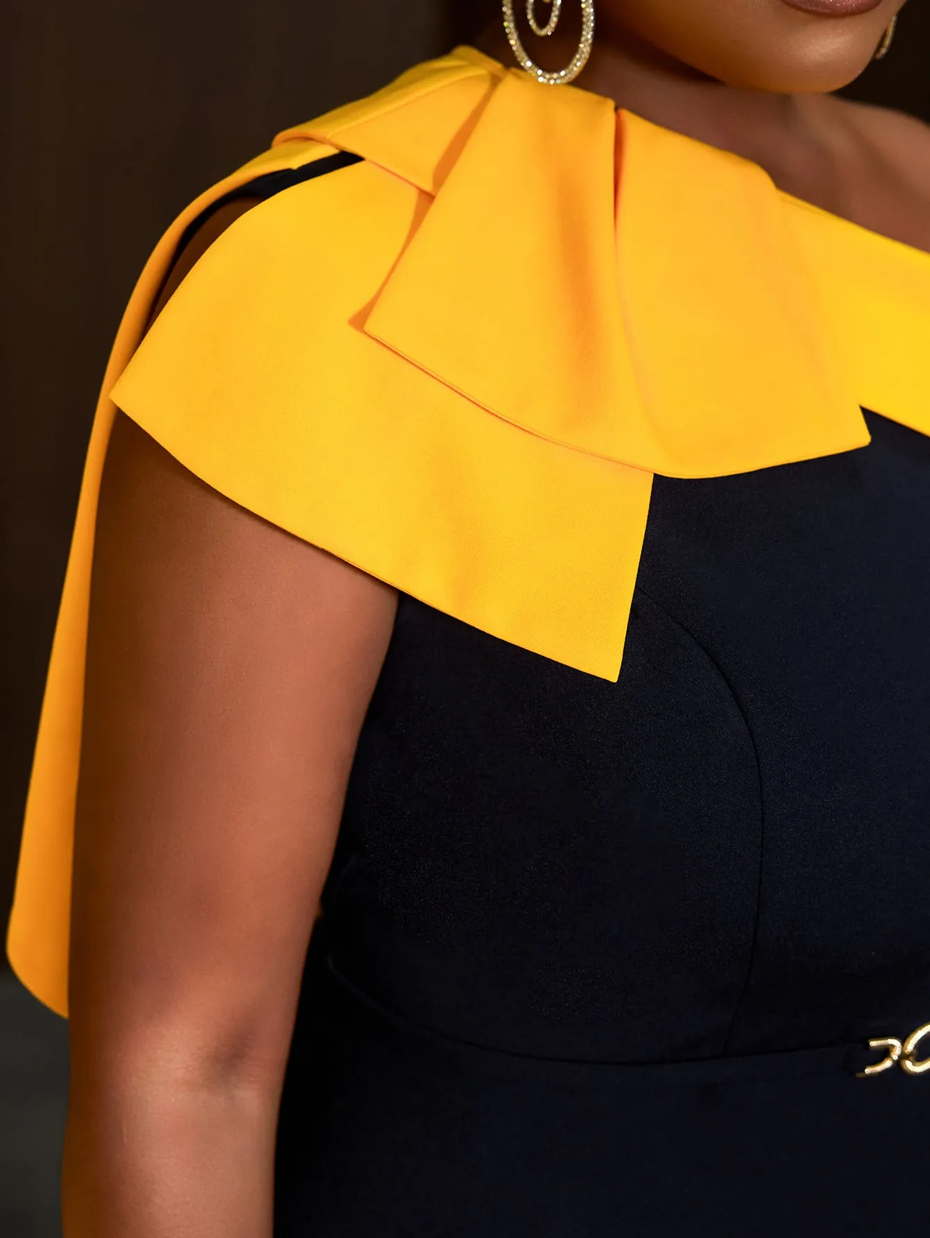 Asymmetrical One-Shoulder Pleated Contrast Midi Dress with Bold Elegance
