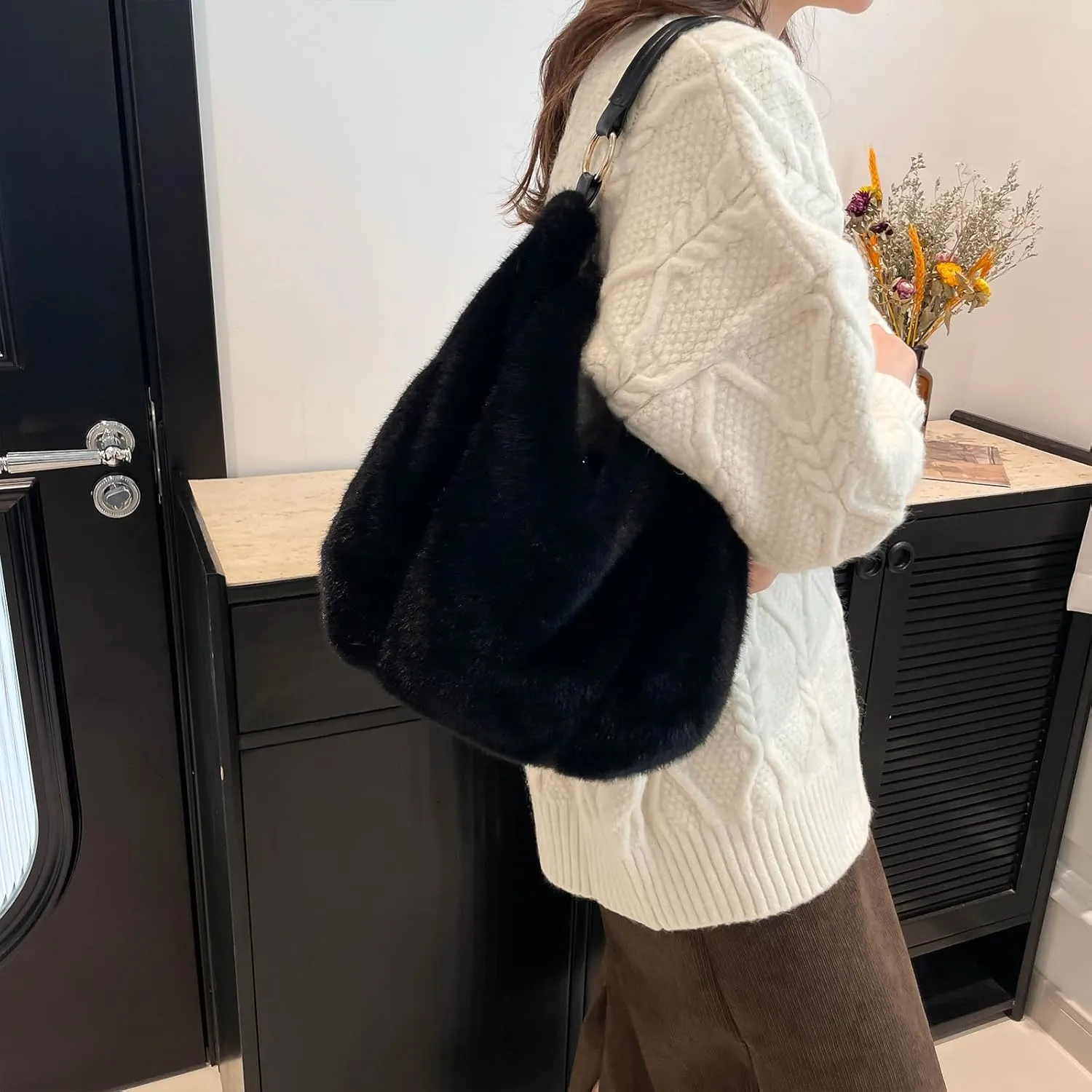 Fluffy Tote Bag, Winter Fuzzy Purses for Women Faux Fur Bag Soft Furry Shoulder Bag Crossbody Handbag Plush Tote Bag