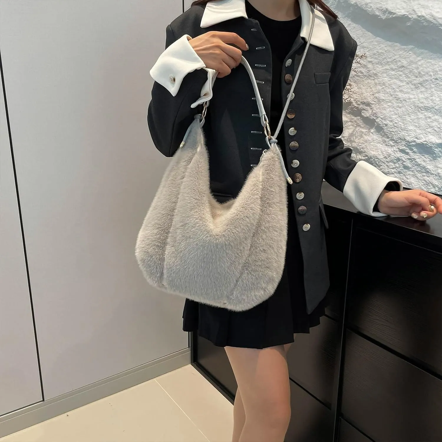 Fluffy Tote Bag, Winter Fuzzy Purses for Women Faux Fur Bag Soft Furry Shoulder Bag