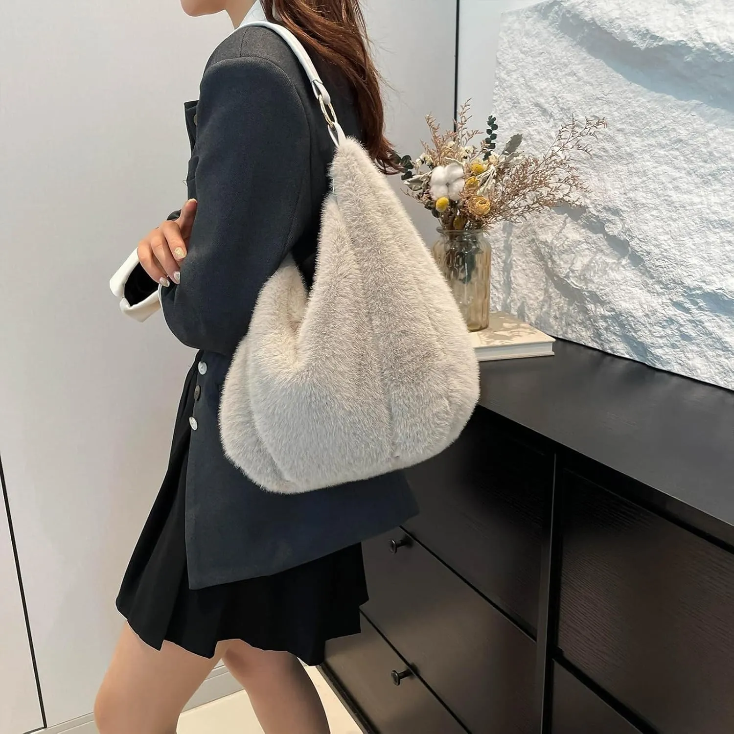 Fluffy Tote Bag, Winter Fuzzy Purses for Women Faux Fur Bag Soft Furry Shoulder Bag