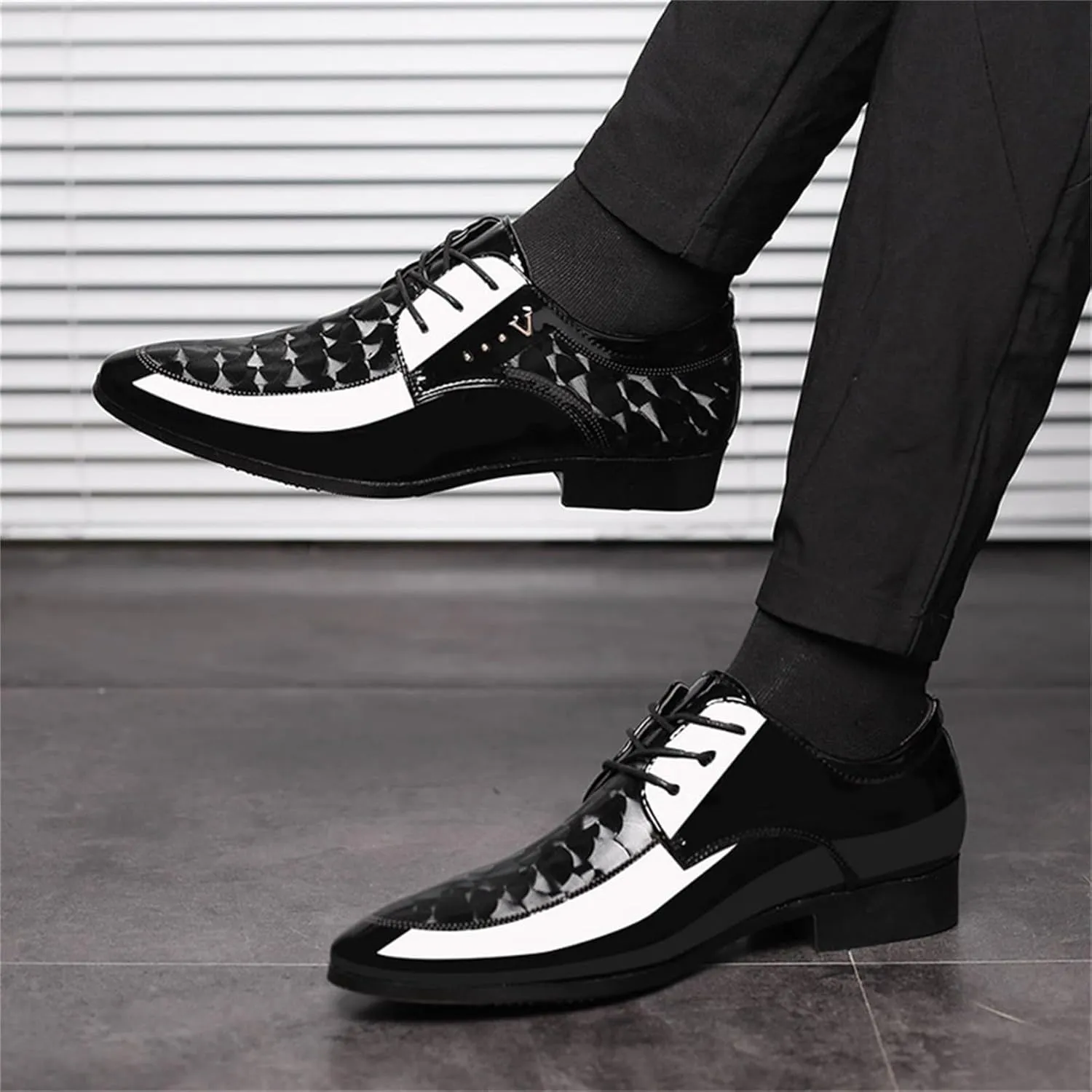 Men's Vintage Elegant Patent Leather Dress Shoes Lace-up Formal Business Oxfords Wedding Prom
