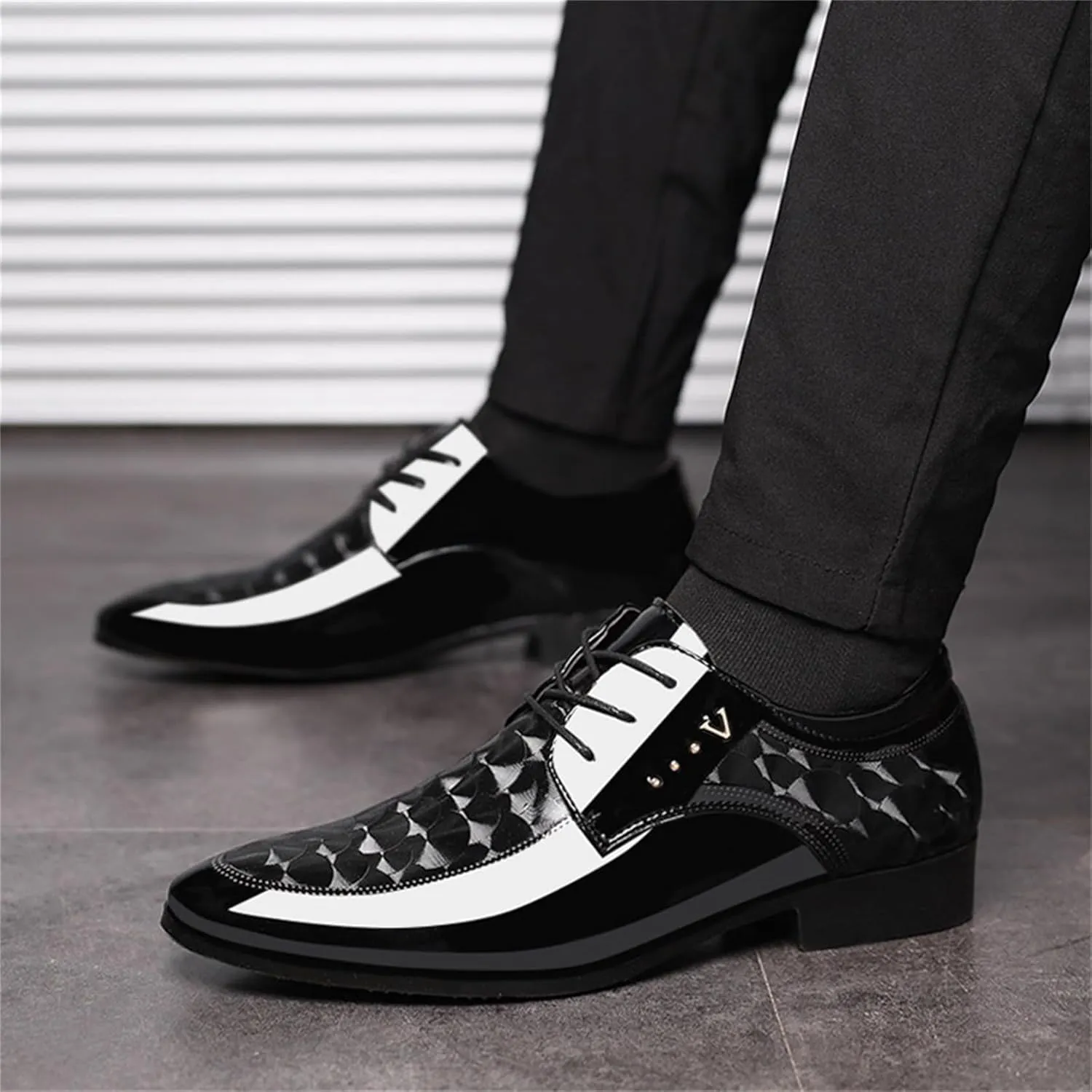 Men's Vintage Elegant Patent Leather Dress Shoes Lace-up Formal Business Oxfords Wedding Prom