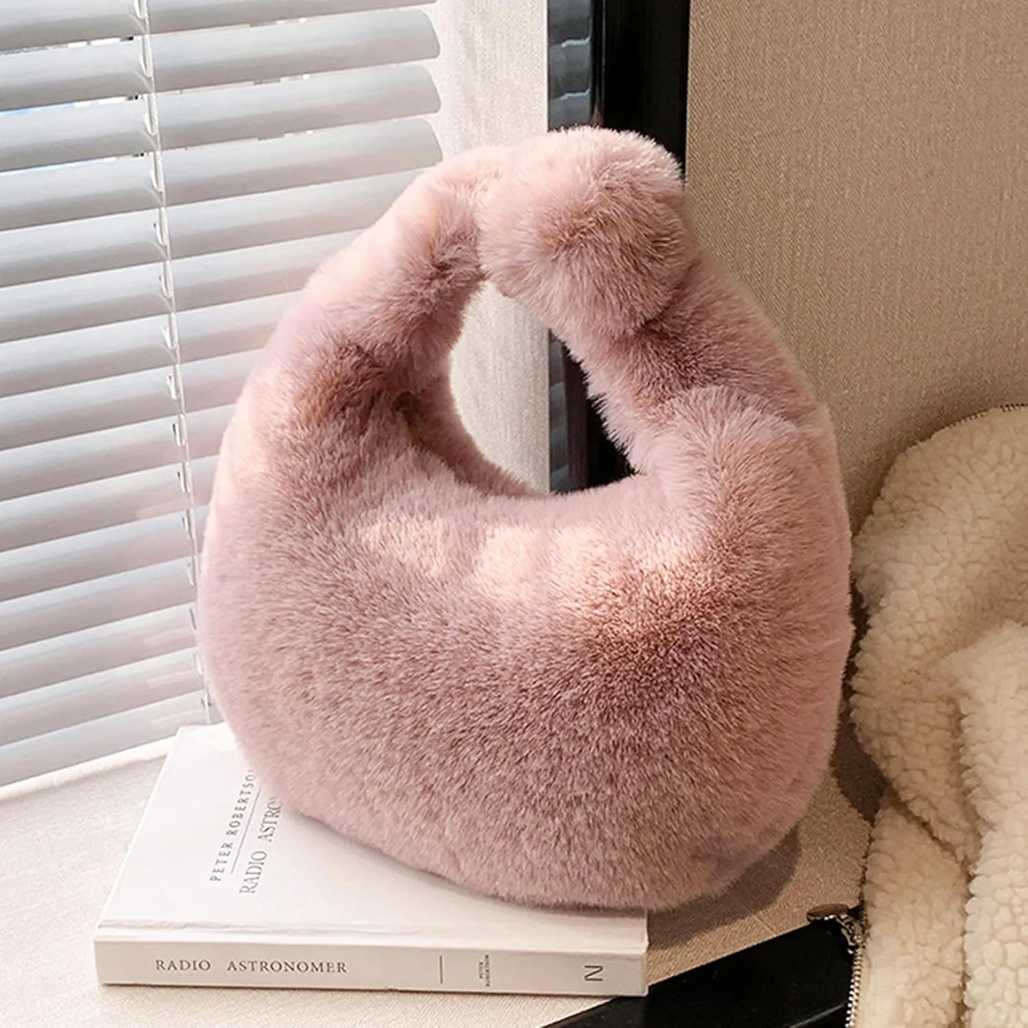 Tote Fluffy Bag Faux Fur Purses for Women Plush Handbag Cute Purse For Autumn And Winter