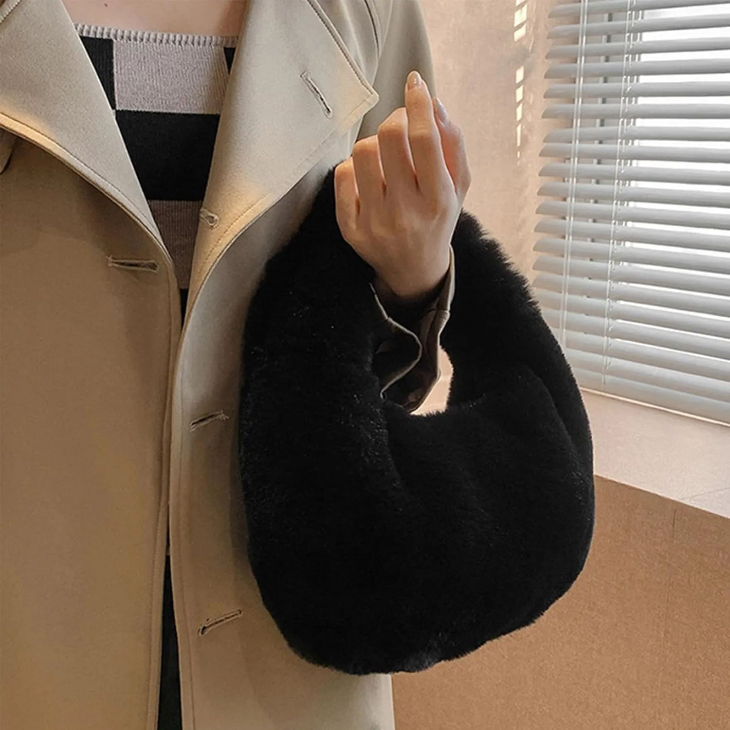 Tote Fluffy Bag Faux Fur Purses for Women Plush Handbag Cute Purse For Autumn And Winter