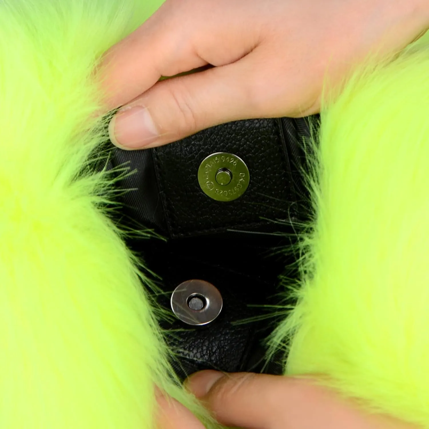Women's Faux Fur Shoulder Bag Cute Heart Purse Soft Plush Shoulder Bag Furry Women's Crossbody