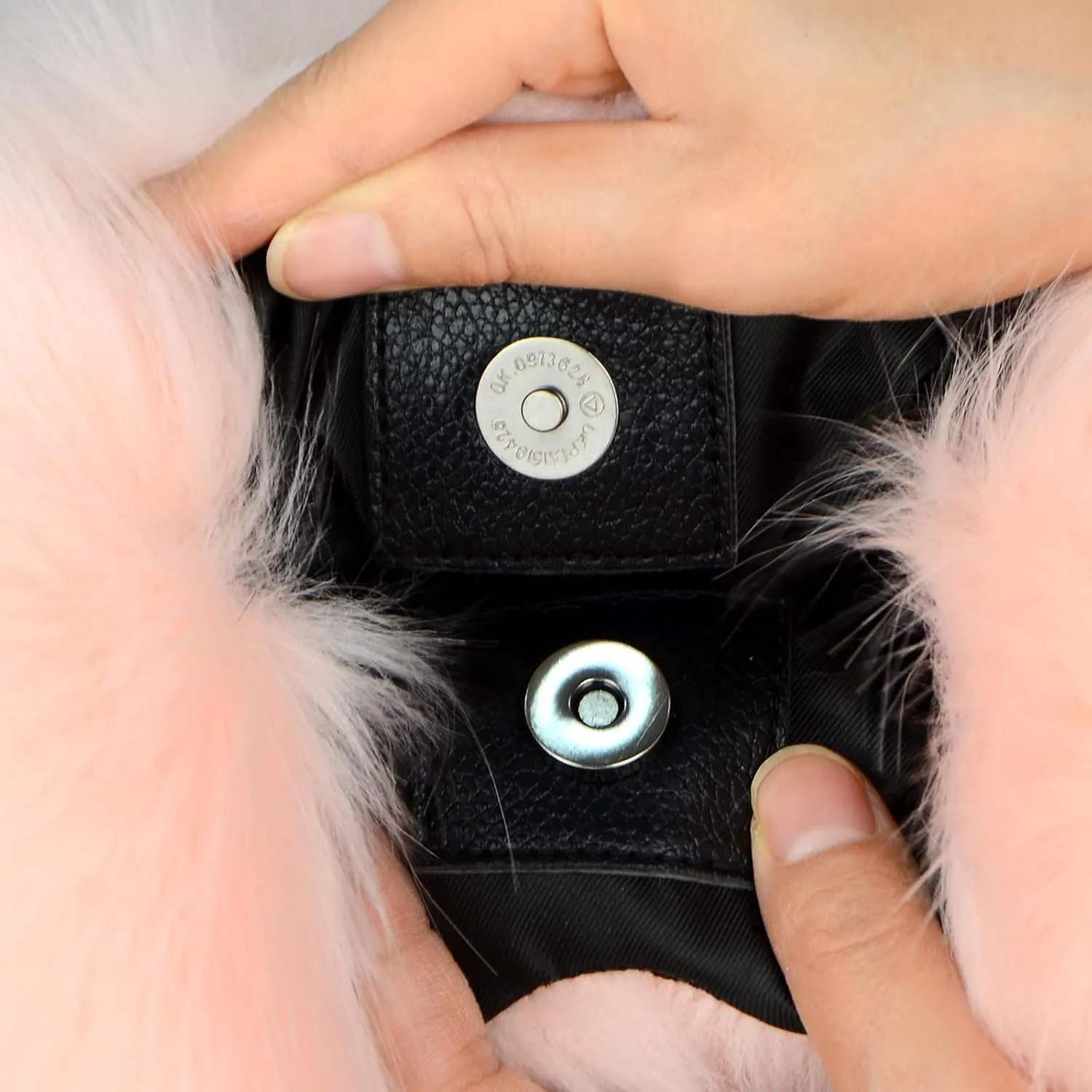 Women's Faux Fur Shoulder Bag Cute Heart Purse Soft Plush Shoulder Bag Furry Women's Crossbody